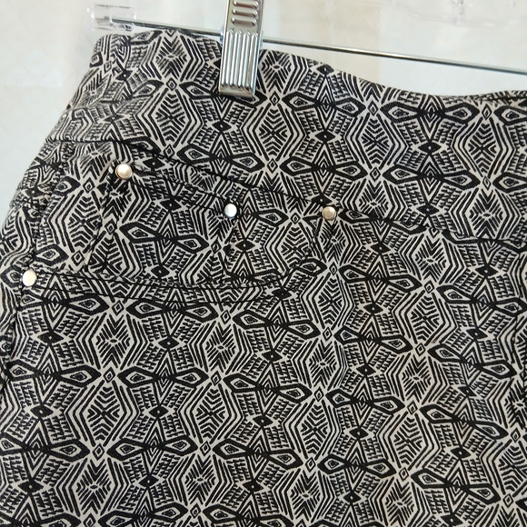 Ruby Rd. 18 Petite Black and White Geometric Straight Leg Pants - Picture 2 of 9